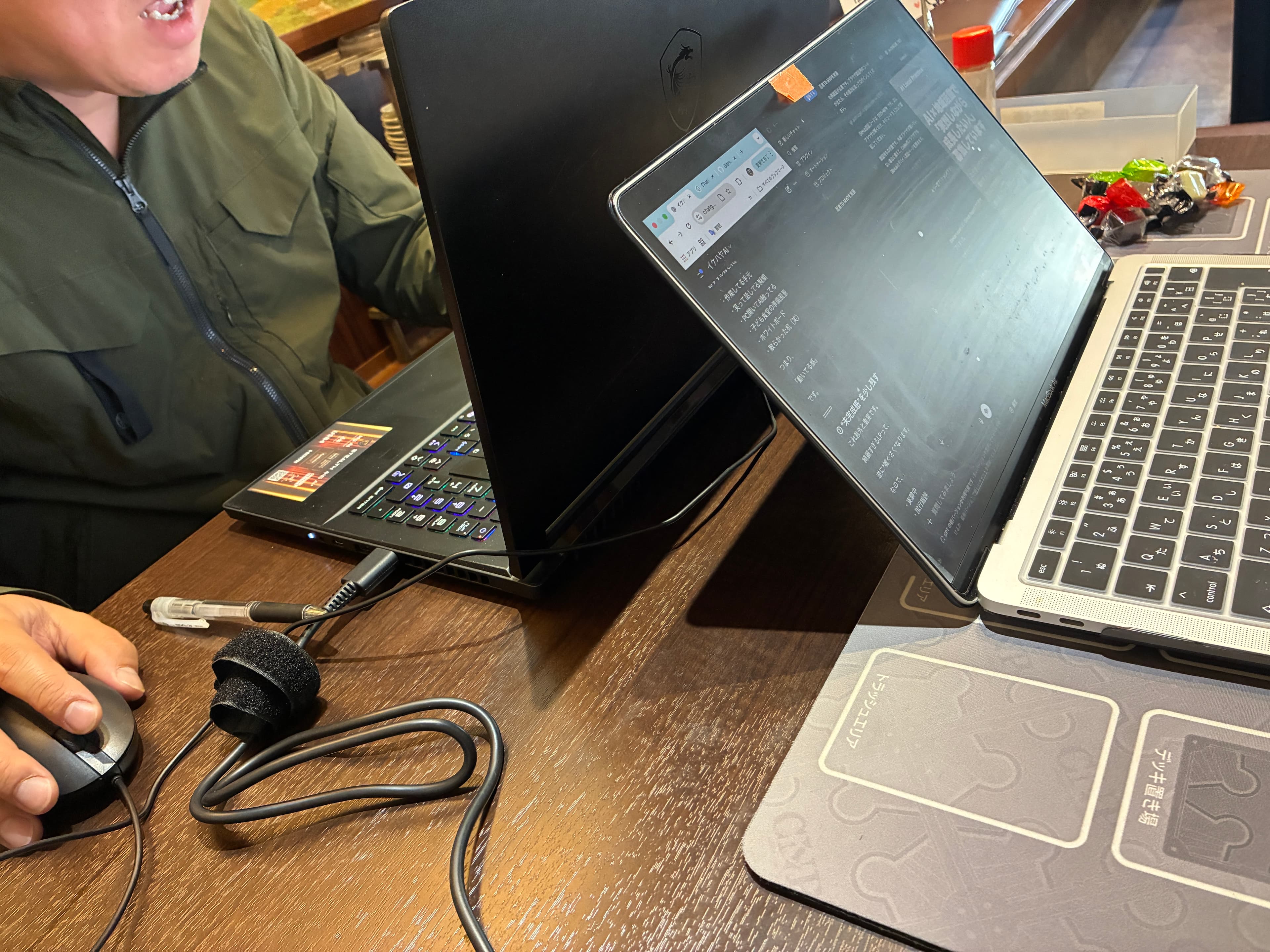 来風の店内でPCを開きAI作業会に参加している様子