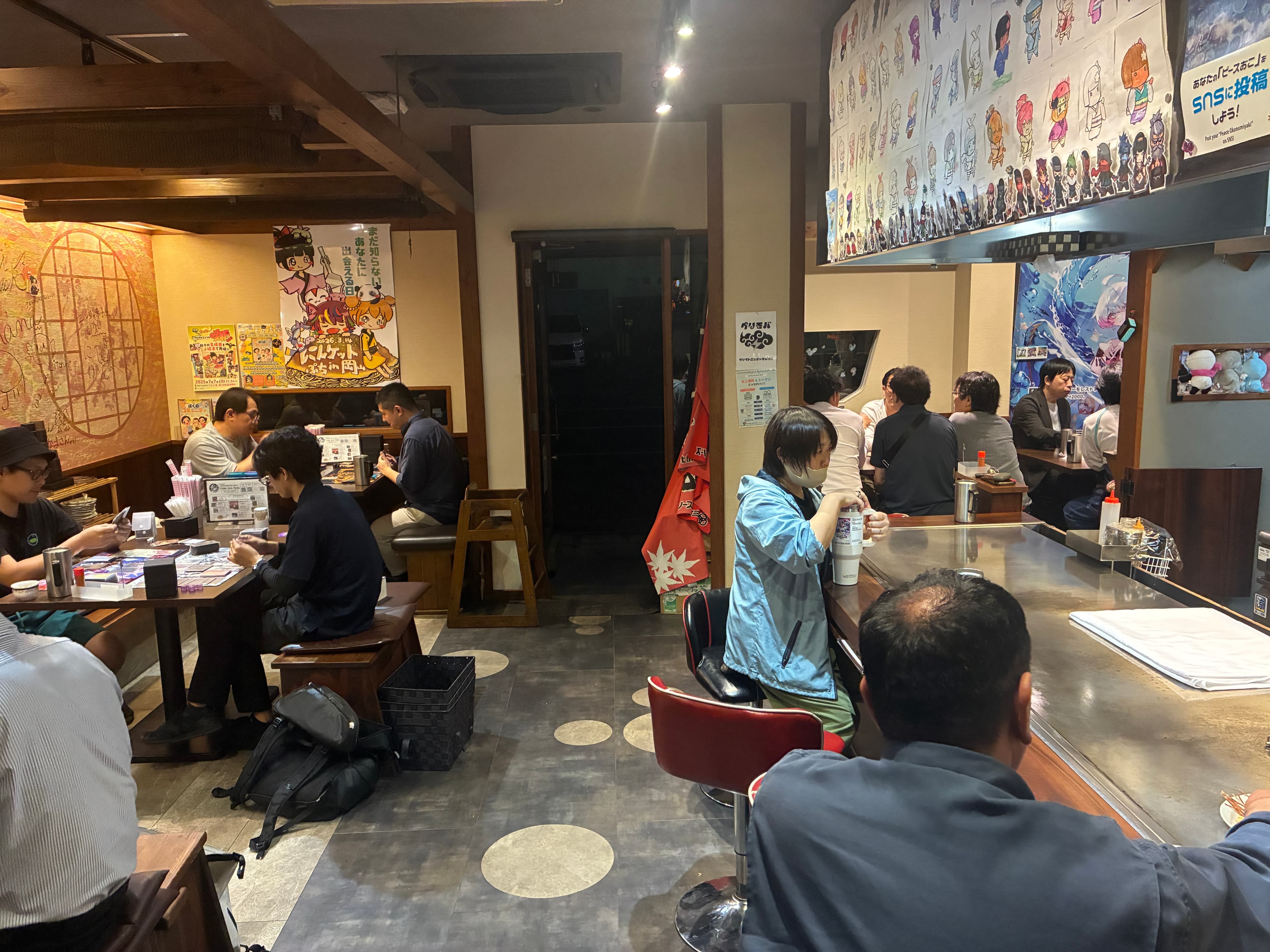 来風の店内で地域の人が交流している様子