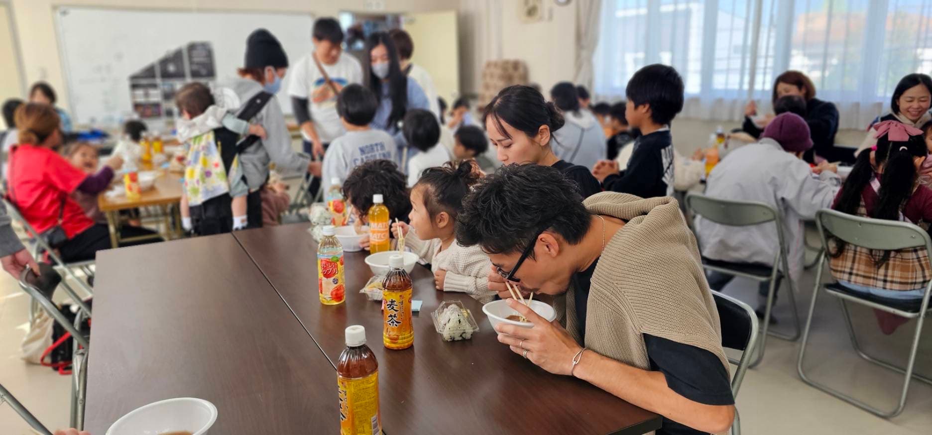 子ども食堂で親子や地域の人が食事をしている様子